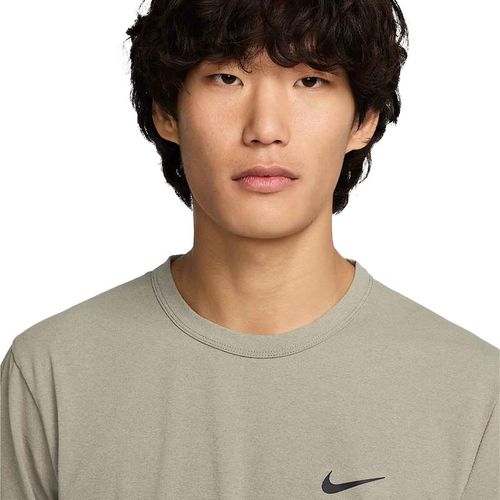Playera deportiva Nike gris para caballero dv9839320