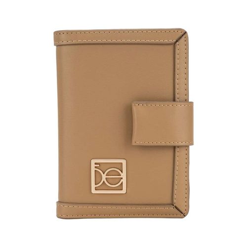 Cartera porta pasaporte Cloe café para dama 7binp26246