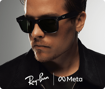 Persona usando Ray-Ban Meta Wayfarer